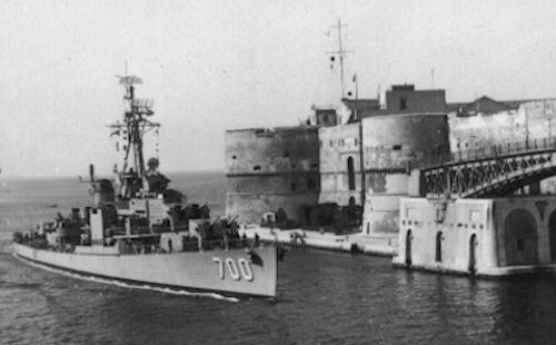 USS Haynsworth sailing into Taranto, Italy